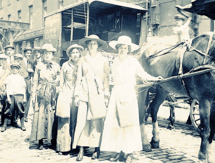 Elisabeth (right) with fellow suffragettes on the march from New York to Boston. Courtesy of Bain News Services.