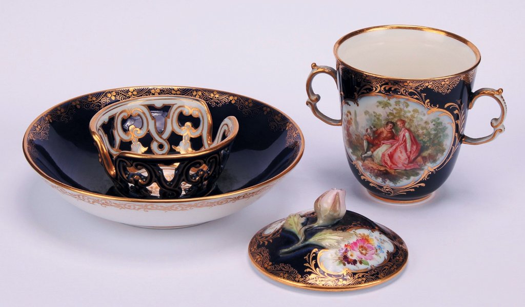The separate pieces of the Meissen trembleuse cup, saucer and cover.