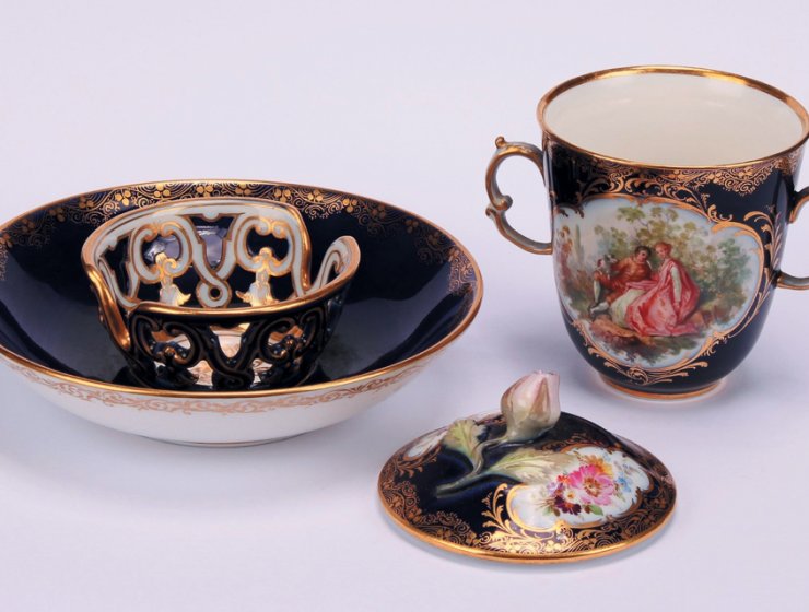 The separate pieces of the Meissen trembleuse cup, saucer and cover.