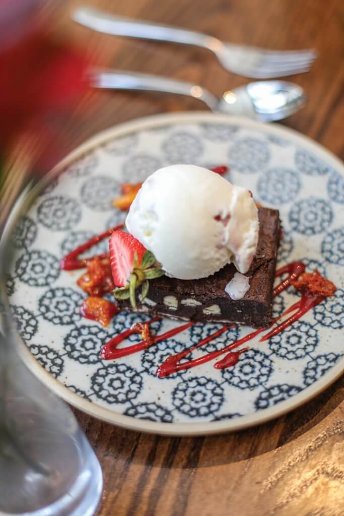 THE GEORGE Main Road, Hathersage, Derbyshire, S32 1BB